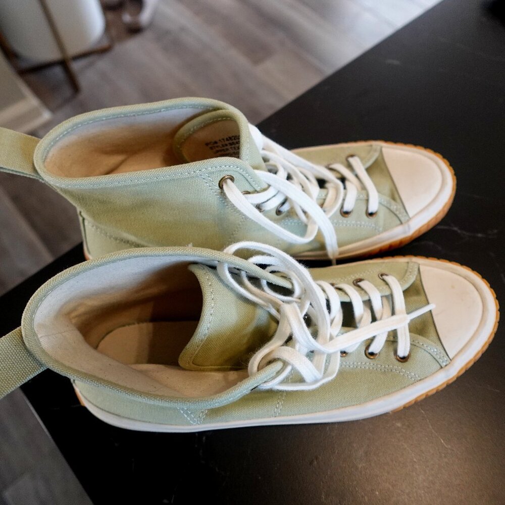 J.Crew High top canvass sneakers Pistacio size 8H In great condition